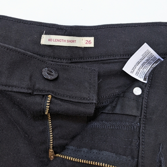 Levi's mid length black shorts, women's 26 - Picture 3 of 4
